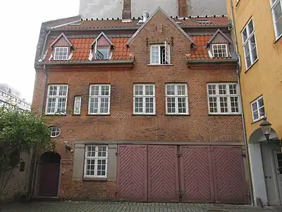 Building in the second courtyard.