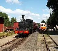 Locomotiva a vapor e automotora na estação de Anten