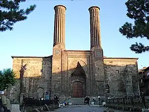 O madraçal de Çifte Minareli, na cidade de Erzurum