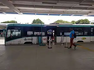 Ônibus na plataforma B (Central)