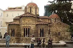 A igreja de Panaghia Kapnikarea, do século XI, uma das mais antigas edificações locais da Igreja Ortodoxa