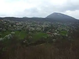 Vue générale de Drenovac, avec le mont Grot