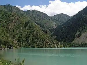 Lago Issyk, no distrito de Enbekshikazakh