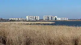 Vista de Saky a partir do Lago Cokrak.