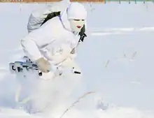 Atirador russo em camuflagem de inverno