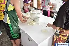 Xiaolongbao sendo feito em um restaurante simples em Yilan