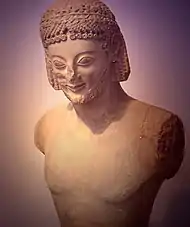 Detalhe do Cavaleiro Rampin, com o sorriso característico do período arcaico, c. 550 a.C. Museu da Acrópole de Atenas