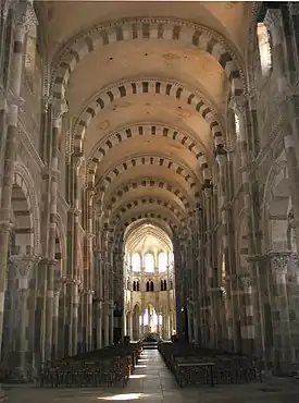 Nave e coro da Basílica de Santa Madalena