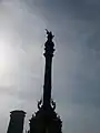 A estátua no alto do monumento