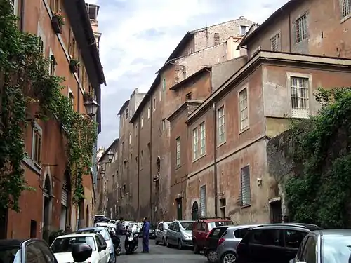 Via in Selci, em Roma, e a fachada de Santa Lúcia.