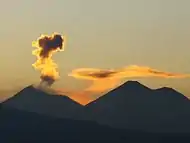 Emanações de Fuego (à esquerda), vulcão Acatenango à direita, 2009