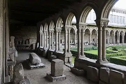 Claustro do antigo Convento de S. Domingos, Museu Arqueológico Martins Sarmento
