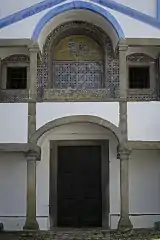 Pormenor da fachada da igreja