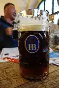 Caneca (Maß) de cerveja Hofbräuhaus tipo Dunkel