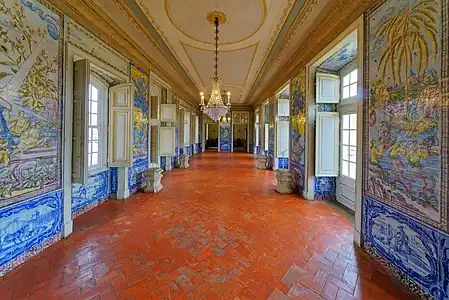A "Sala de Mangas" decorada com painéis de azulejos que ilustram a riqueza das colónias portuguesas