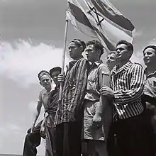 Judeus sobreviventes do campo de concentração de Buchenwald na cidade israelense de Haifa, julho de 1945