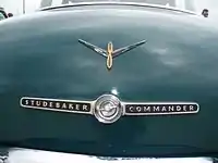 Logo estampado na traseira do Studebaker Commander de 1955