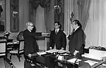 Edgar Sanabria prestando juramento como comissário especial da presidência da Venezuela, com Rafael Caldera no gabinete presidencial de 1969.