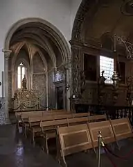 Capela gótica (à esquerda)