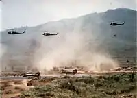 Helicópteros da 1ª Divisão de Cavalaria dos Estados Unidos chegando a Khe Sanh.