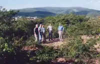 Prefeito Ladeia com secretários em junho de 2002 na área doada