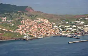 Vista geral do Caniçal, com o porto e a zona franca à direita.