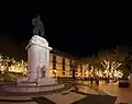 Estátua de Zarco e Edifício do Governo Regional nas Avenidas Arriaga e Zarco e as iluminações de Natal.