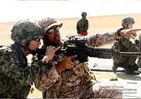 Um soldado dos Emirados Árabes treinando com militares sul-coreanos.