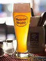 Copo de cerveja Augustiner Weissbier em um pub de Munique