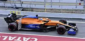 Lando Norris pilotando a McLaren MCL35 nos testes em Barcelona, Espanha em 2020.