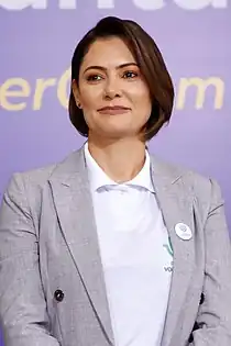 Michelle Bolsonaroserviu de 2019–2023n. 1982 (42 anos)esposa de Jair Bolsonaro