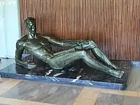 O Estudante (1961), escultura de Sores Branco na no vestíbulo principal da Cantina Velha da Universidade de Lisboa.