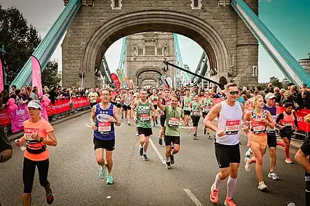 Corredores cruzam a Tower Bridge em 2021.