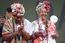 Integrantes do grupo agradecem o prêmio, no Rio de Janeiro