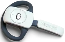 Xbox 360 Wireless Headset, um fone de ouvido de orelha única que combina um alto-falante e microfone para bate-papo por voz sobre o serviço online Xbox Live. O fone de ouvido se conecta sem fio ao console Xbox e possui uma presilha auricular cinza escuro para mantê-lo no lugar; o microfone se estende um curto trecho em direção à boca do usuário. Na parte externa do fone de ouvido, há três botões para controlar volume e energia, dispostos em círculo.