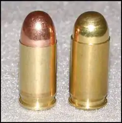 Um cartucho .380 ACP comparado a um 9×18mm Makarov.