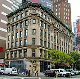 Edifício na esquina com a Broadway