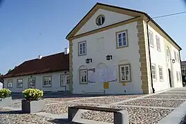 Praça principal e prefeitura após a revitalização