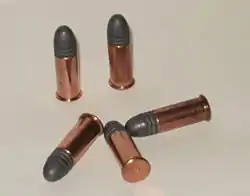 Alguns exemplares de cartuchos de fogo circular com espoletas internas.