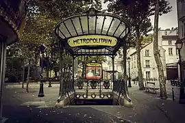 Edícula Guimard na entrada da estação.