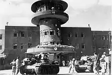 Os Hotchkiss H35/H39 israelenses do 82º Batalhão Blindado em frente ao prédio do aeroporto de Lida, durante a Operação Danny, 10 de julho de 1948.