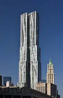 8 Spruce Street e Woolworth Building vistos da ponte de Brooklyn