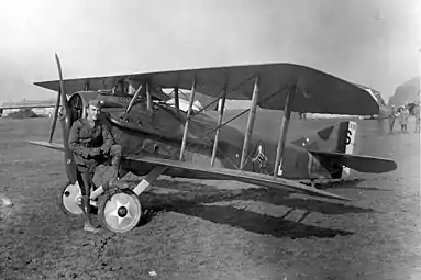 Eddie Rickenbacker com SPAD XIII (observe as insígnias "Hat in the Ring" do 94.º Esquadrão Aéreo), França, 1918