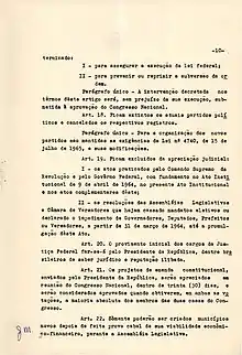 Décima página do Ato Institucional 2, onde é possível ler o Artigo 18, que institui a extinção dos partidos políticos.