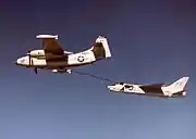 Um AJ-2 reabastecendo um caça Vought F-8 Crusader durante os anos de 1950.