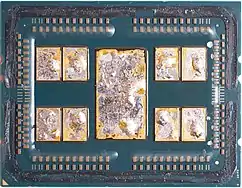 Um AMD 7702 delidded com 8 CCDs, com restos do material de interface térmica de solda (TIM) nos chiplets.