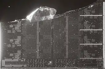 Close do CCD, feito sob iluminação infravermelha. Esta matriz foi danificada pelo processo de remoção da tampa.