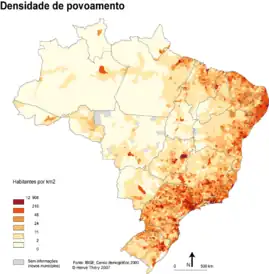 A densidade populacional brasileira é menor no interior do Brasil (20% da população) e no litoral ou numa zona de até 520 quilômetros, 80%.