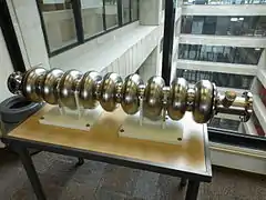 Uma cavidade de radiofrequência supercondutor de nove células de 1,3 GHz baseada em nióbio para ser usada no "linac" principal