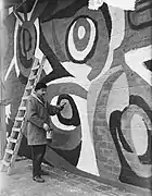'Karel Appel, fazendo uma pintura de parede em Rotterdam', 1955